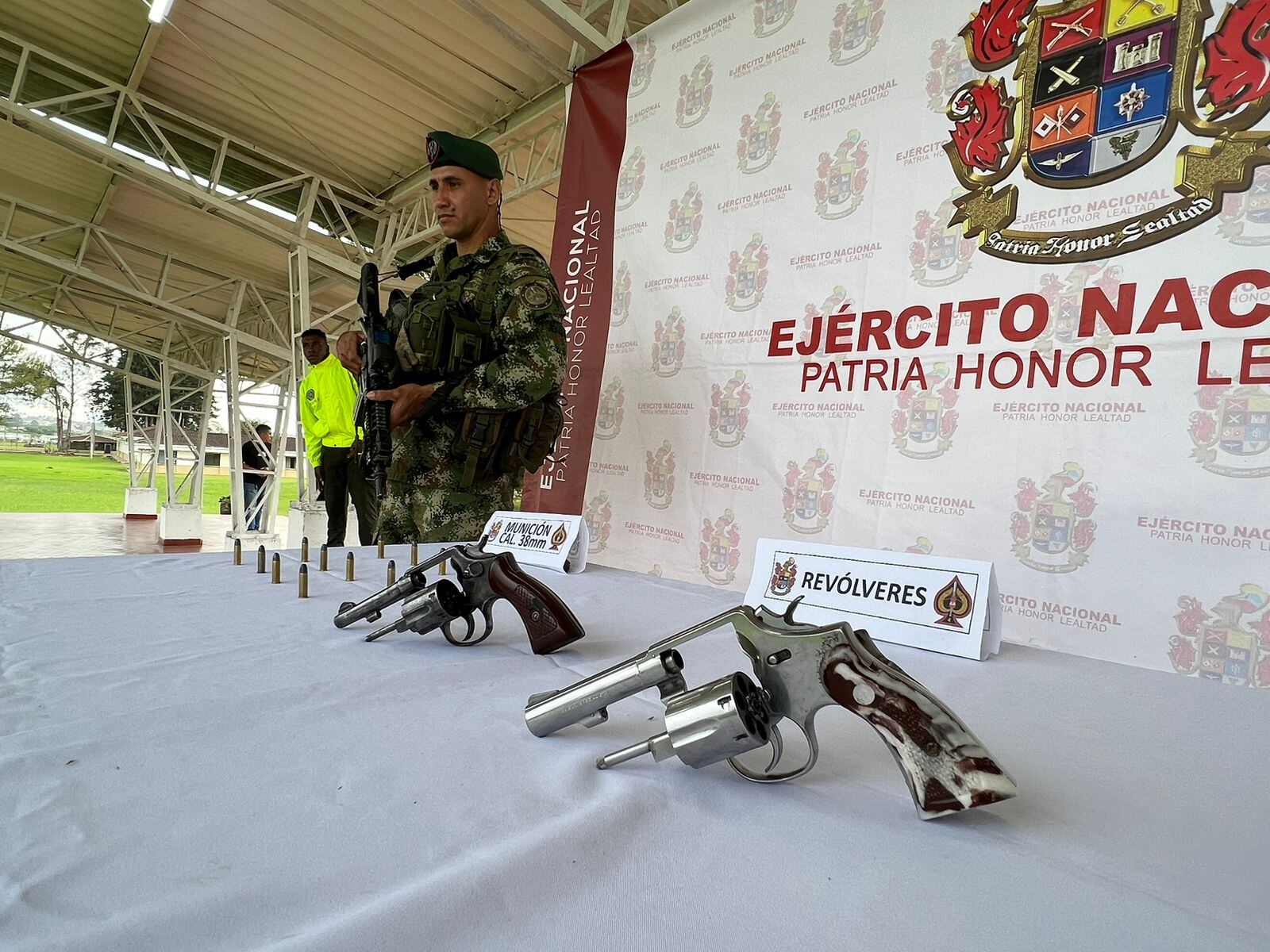 El Ejército Nacional les encontró armas y municiones.