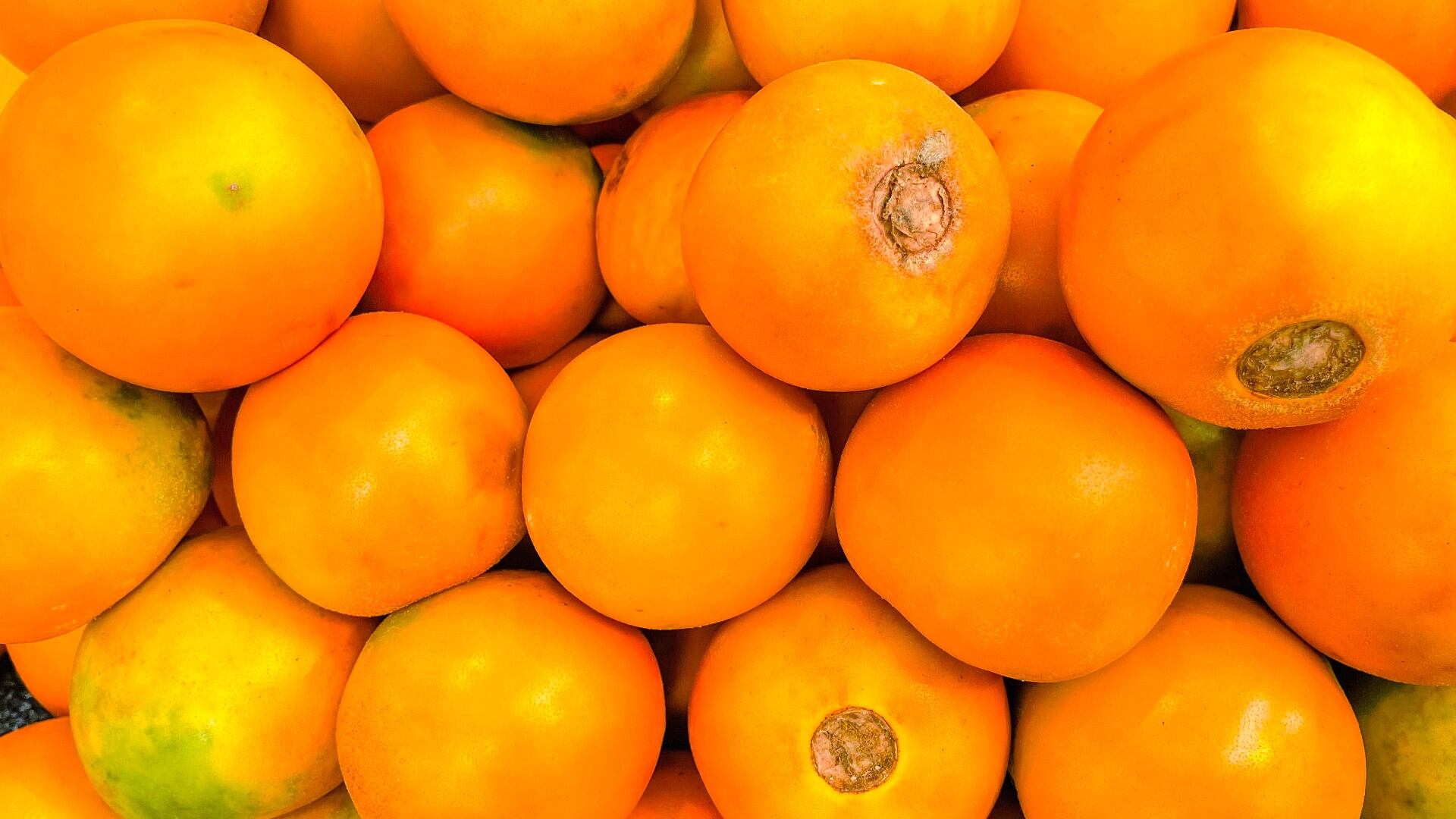 El lulo se puede comer entero, en jugo, en helado, en mermelada, en salsas, en dulces, entre otros.