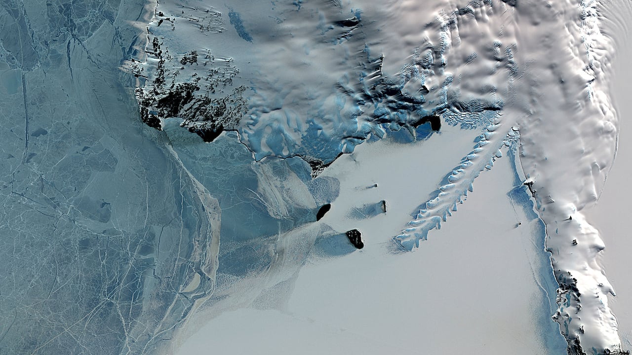 Una imagen del satélite Terra muestra la lengua de hielo Erebus sobresaliendo a 12 kilómetros de la costa de la isla Ross hacia las aguas heladas del estrecho McMurdo en la Antártida.