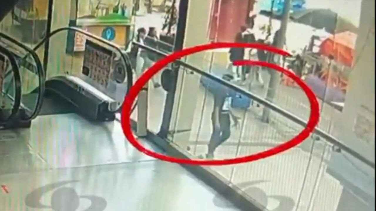 Aquí se observa al sujeto caminando tranquilamente por el sector horas después de la agresión.