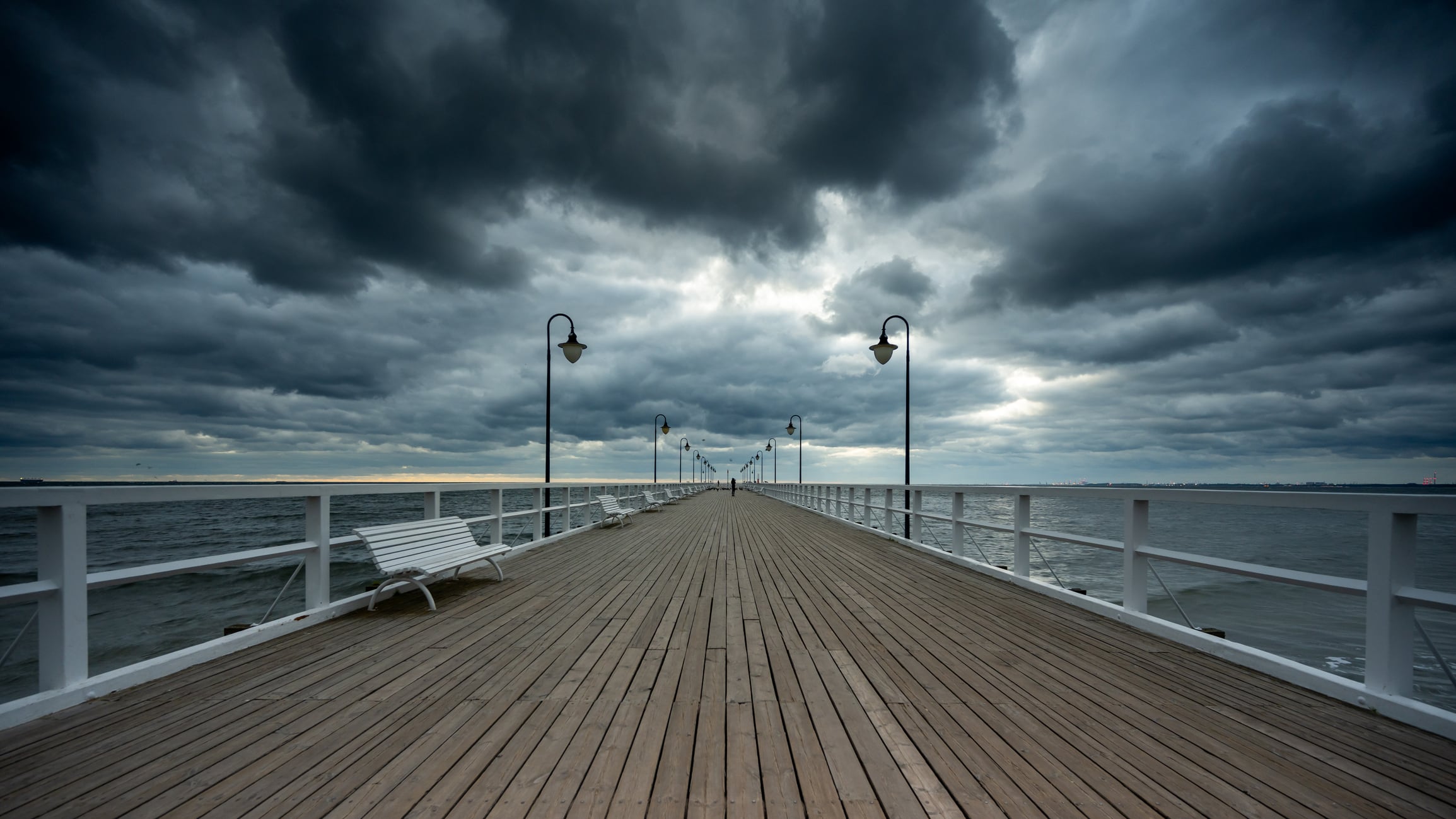 Vista de un muelle sobre el mar con un cielo nublado de fondo, en Gdynia (Polonia)