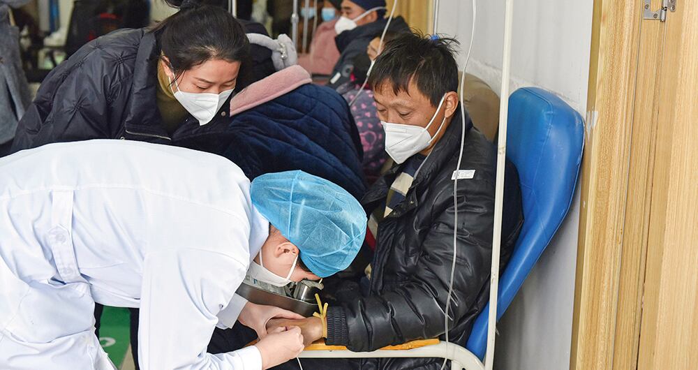 El director general de la Organización Mundial de la Salud (OMS), Tedros Adhanom Ghebreyesus, advirtió que se están produciendo casi 40.000 muertes semanales por la covid-19 en todo el mundo, pero que más de la mitad de ellas se producen en China.