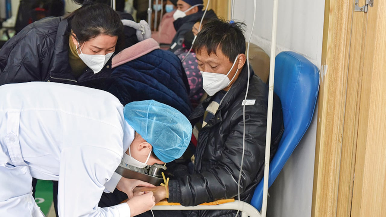 China viene registrando un incremento en los contagios y las muertes por covid-19 desde finales del año pasado.