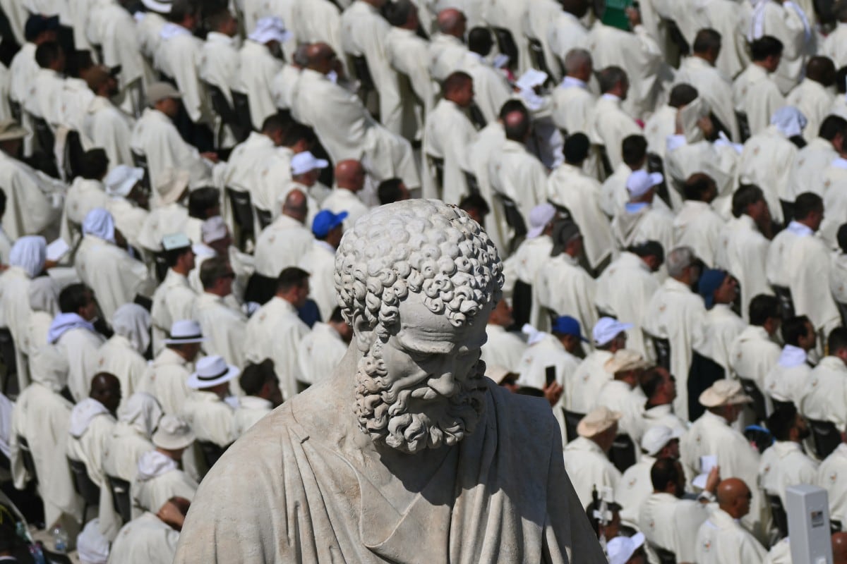 Fieles congregados durante una misa solemne y la canonización de los beatos Carlo Acutis y Pier Giorgio Frassati en la Plaza de San Pedro en el Vaticano, el 7 de septiembre de 2025. Un adolescente italiano apodado "el influencer de Dios" por su labor de difusión de la fe católica en línea será el primer santo millennial el domingo en una ceremonia que congregará a miles de peregrinos. Carlo Acutis, un genio de la informática que murió de leucemia en 2006 a los 15 años, será elevado a la santidad por el Papa León XIV. También será canonizado el italiano Pier Giorgio Frassati, un entusiasta montañista que falleció en 1925 y es reconocido por su compromiso social y espiritual. (Foto por Filippo MONTEFORTE / AFP)