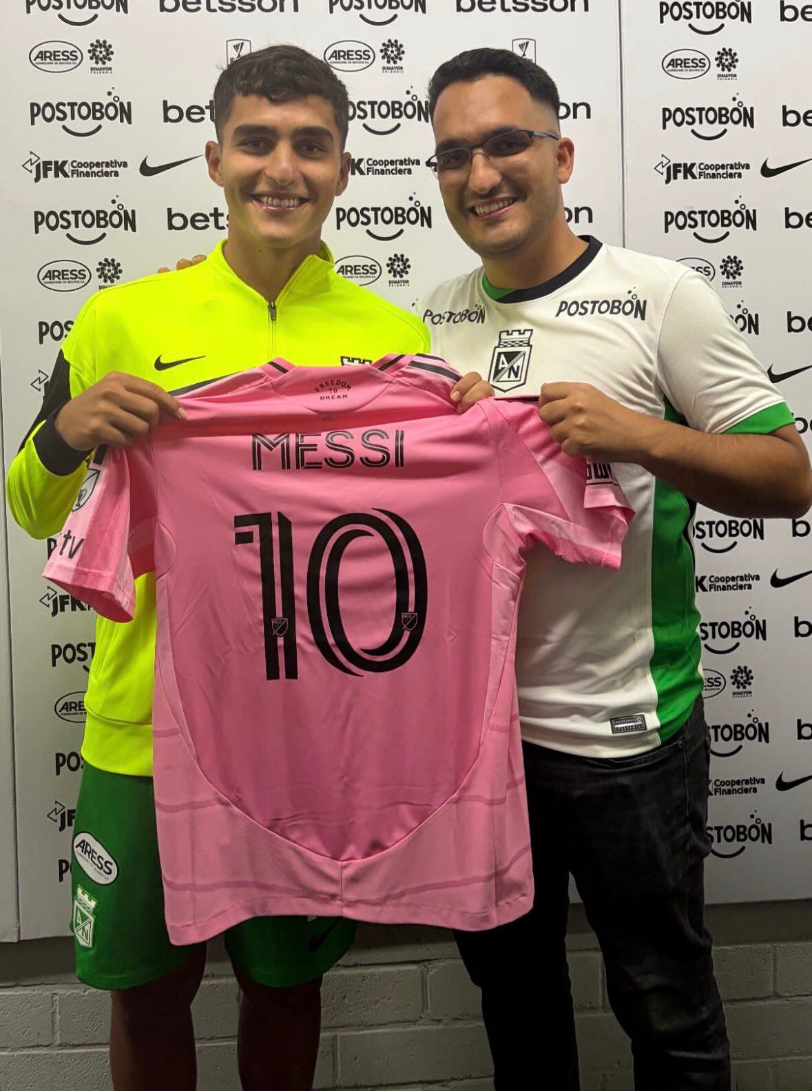 Juan Manuel Rengifo con la 10 de Leo Messi