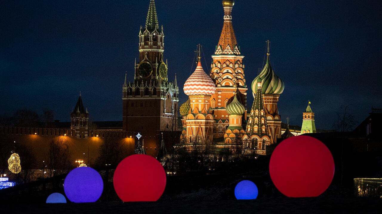 La Catedral de San Basilio, a la derecha y la Torre Spasskaya del Kremlin iluminadas mientras se instalan bolas de luz para las celebraciones de Año Nuevo y Navidad en el Parque Zaryadye en Moscú, Rusia, el miércoles 23 de diciembre de 2020. Foto: AP / Pavel Golovkin.