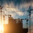 Grúas de construcción al atardecer