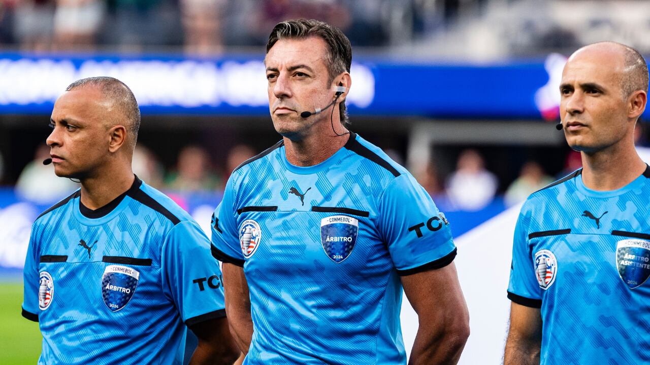 El árbitro Raphael Claus (C) y los árbitros asistentes entran en el campo durante la CONMEBOL Copa América EE.UU.