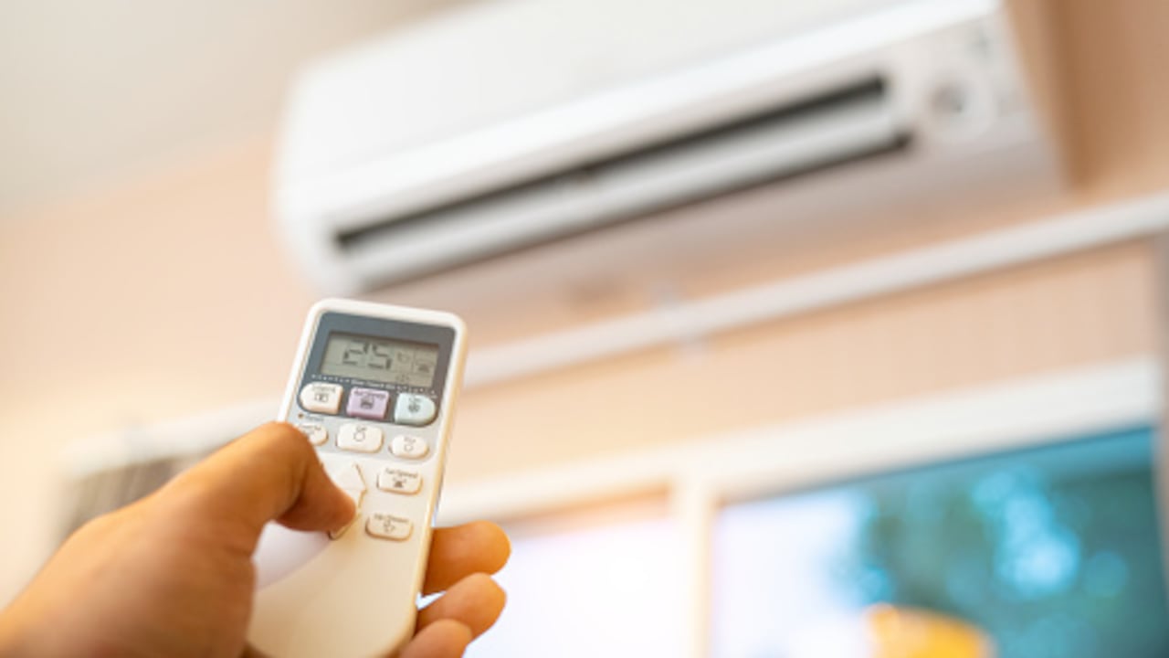 El aire acondicionado puede consumir hasta 45 kWh de energía por día, si se mantiene encendido durante varias horas