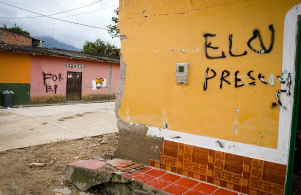 Muchas casas de los pueblos del Catatumbo, además de los destrozos y las víctimas civiles ocasionados por artefactos explosivos que la guerrilla pone al paso de patrullas militares o policiales, han sido, como dicen sus habitantes, “censadas” con letreros pintados por las Farc y el Eln.