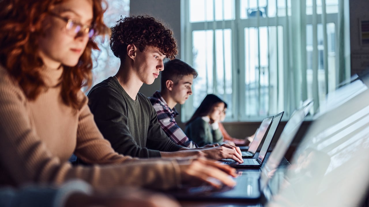 Andrea Escobar Vilá, directora ejecutiva de la Fundación Empresarios por la Educación (FExE), ha dedicado años a estudiar las percepciones y realidades del sistema educativo colombiano.