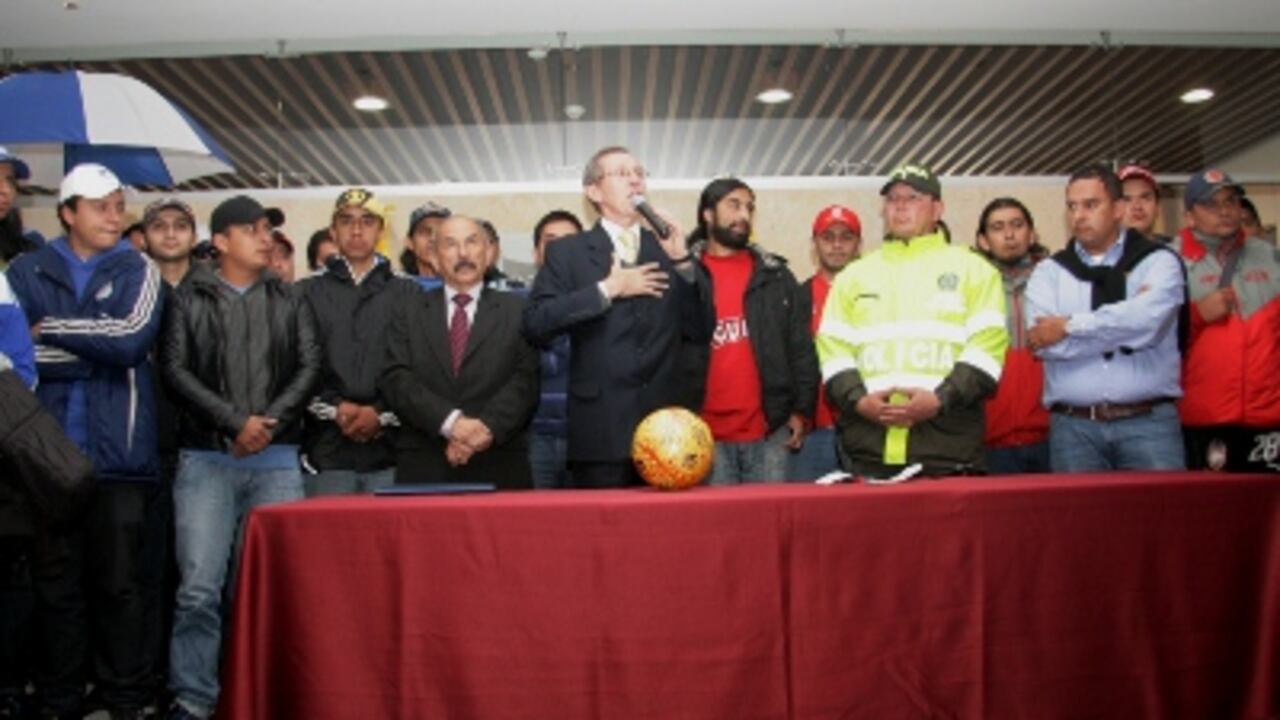 El secretario de Gobienro, Antonio Navarro, recibió un balón de oro.