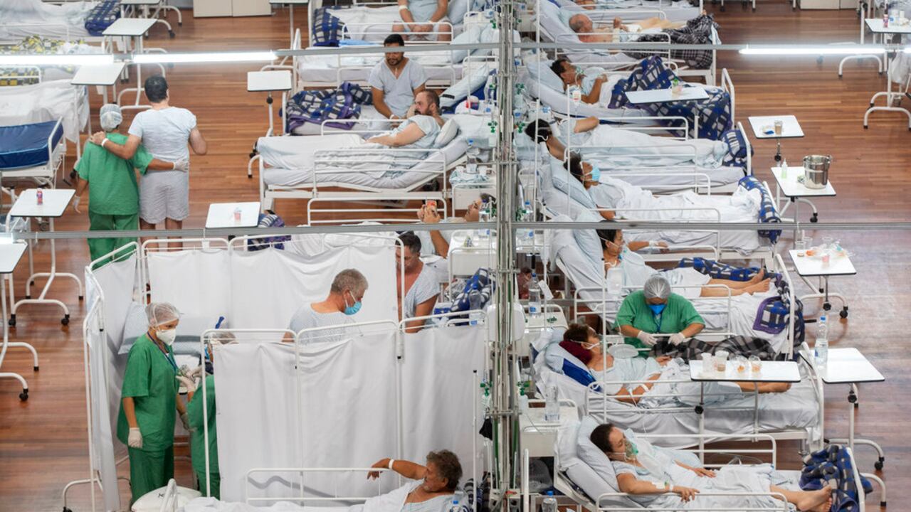 Pacientes con COVID-19, en sus camas en un hospital de campaña habilitado en un pabellón de deportes en Santo Andre, a las afueras de Sao Paulo, Brasil, el 4 de marzo de 2021. (AP Foto/Andre Penner)