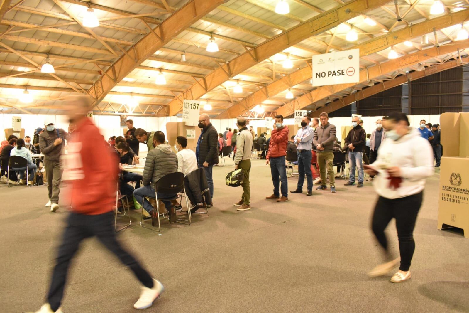Votación, voto, elecciones, gente votando, urnas, puesto de votación, mesa en Bogotá, Corferias