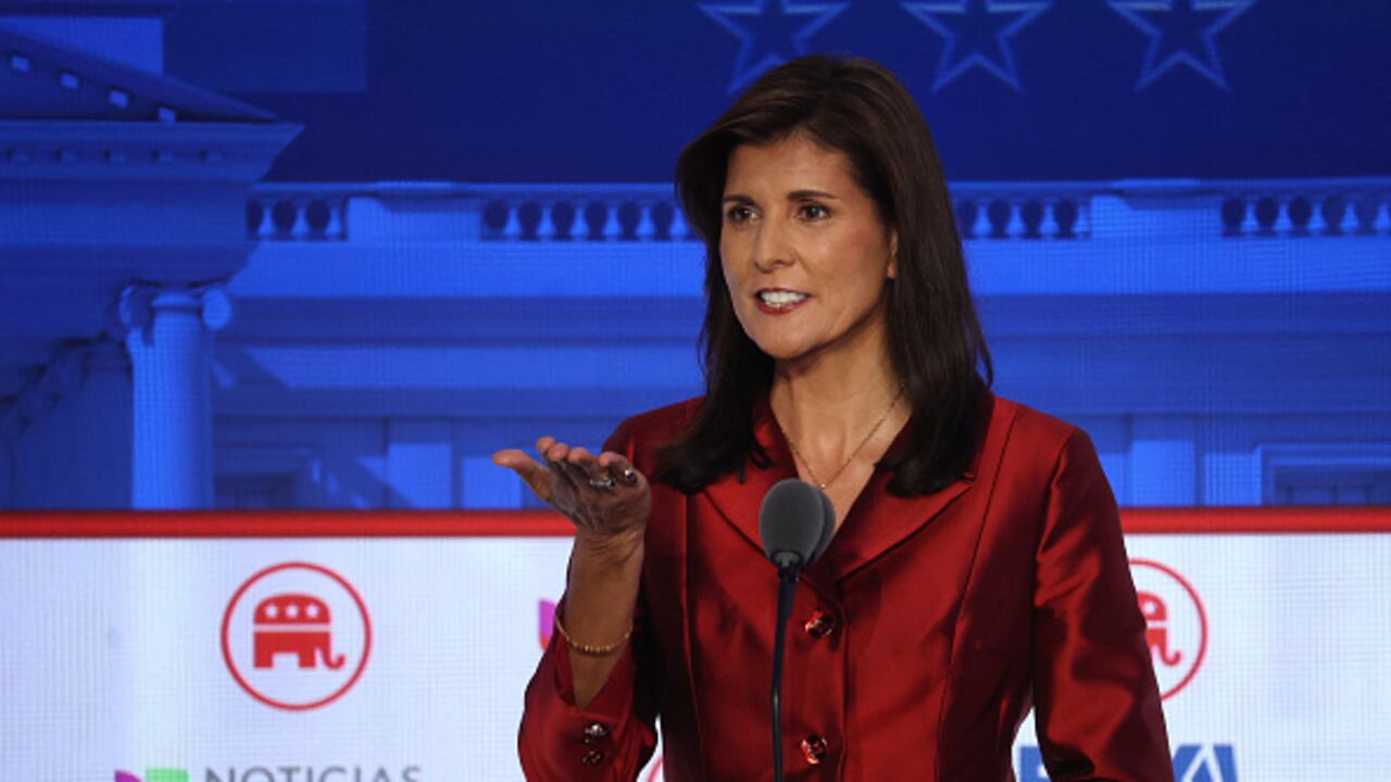 La candidata presidencial republicana, la ex embajadora ante la ONU, Nikki Haley, pronuncia un discurso durante el debate primario republicano de FOX Business en la Biblioteca Presidencial Ronald Reagan el 27 de septiembre de 2023 en Simi Valley, California. (Foto de Justin Sullivan/Getty Images)