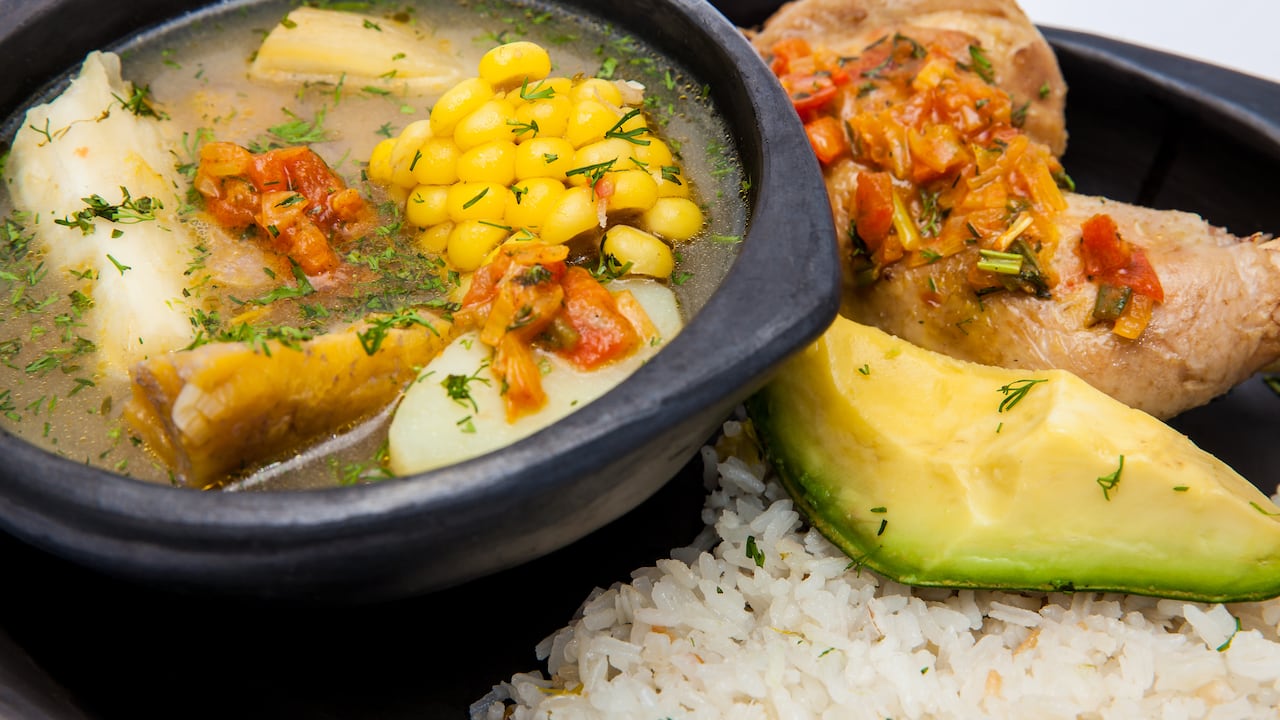 Sancocho, sopa tradicional colombiana de la región del Valle del Cauca.