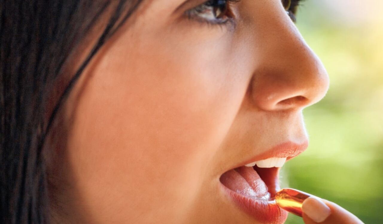 La vitamina D ayuda a absorber el calcio en el organismo.