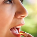 La vitamina D ayuda a absorber el calcio en el organismo.