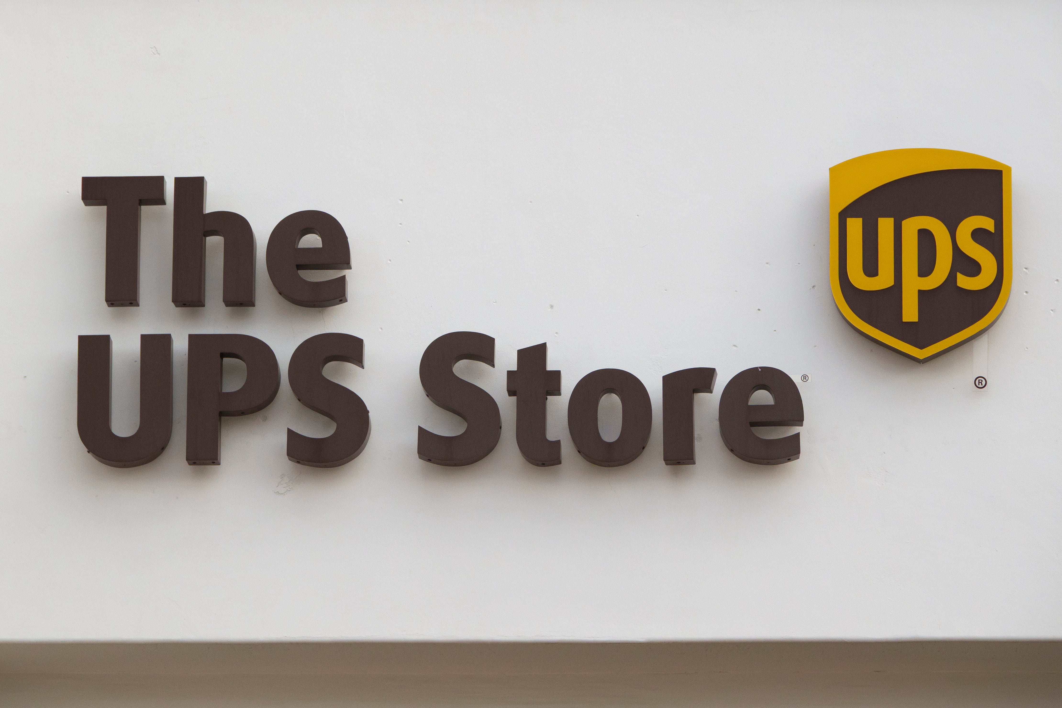 United Parcel Service (UPS), una de las principales empresas de logística a nivel mundial, ha anunciado un recorte de aproximadamente 20.000 empleos y el cierre de 73 instalaciones en Estados Unidos antes de que finalice junio de 2025.