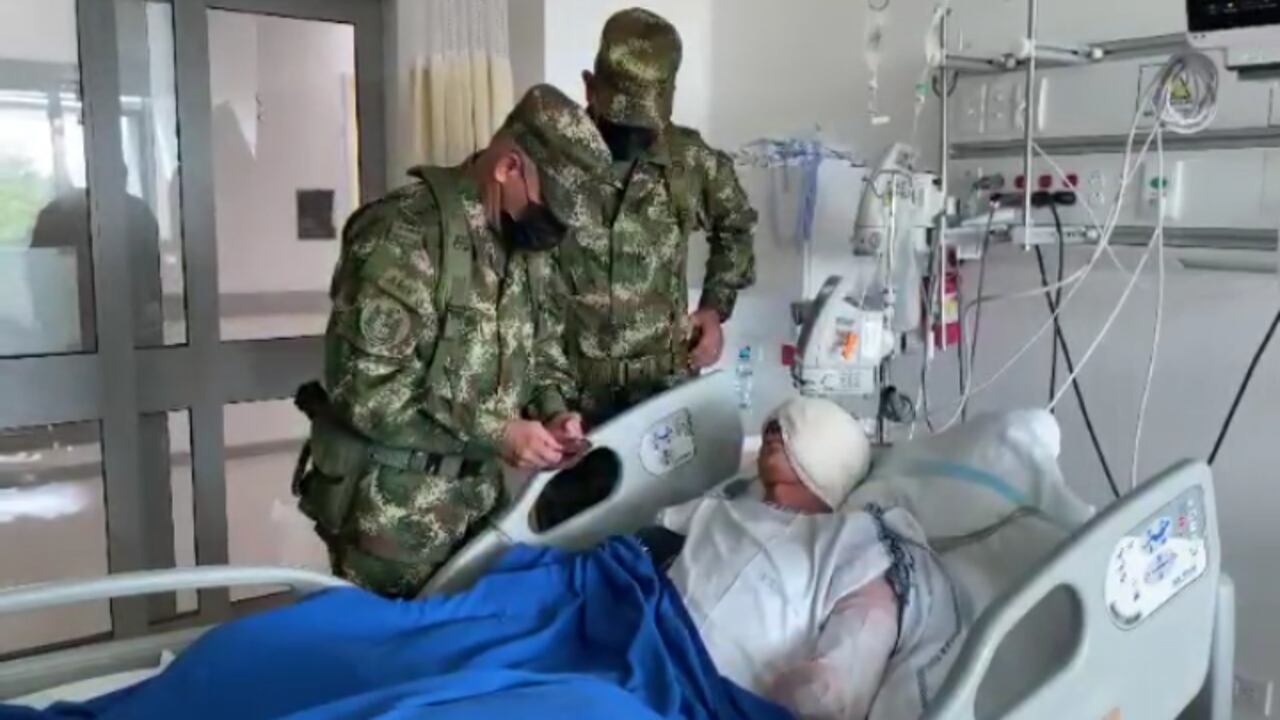 El general Eduardo Zapateiro junto al soldado César Gabriel Romero y al general Juvenal Díaz