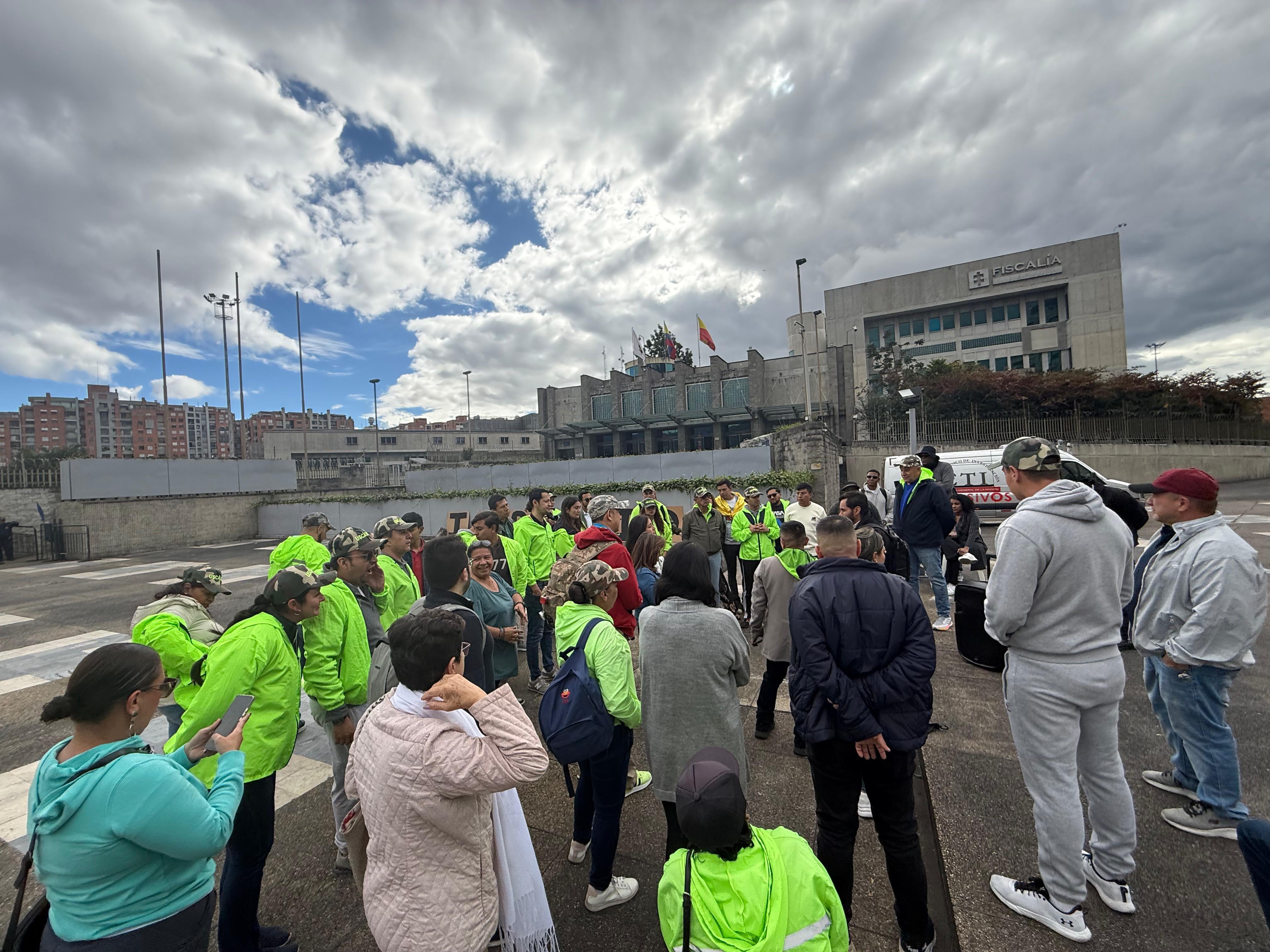 Ciudadanos le exigen a la fiscal Luz Adriana Camargo resultados en casos de Carlos Ramón González y Miguel Uribe Turbay.
