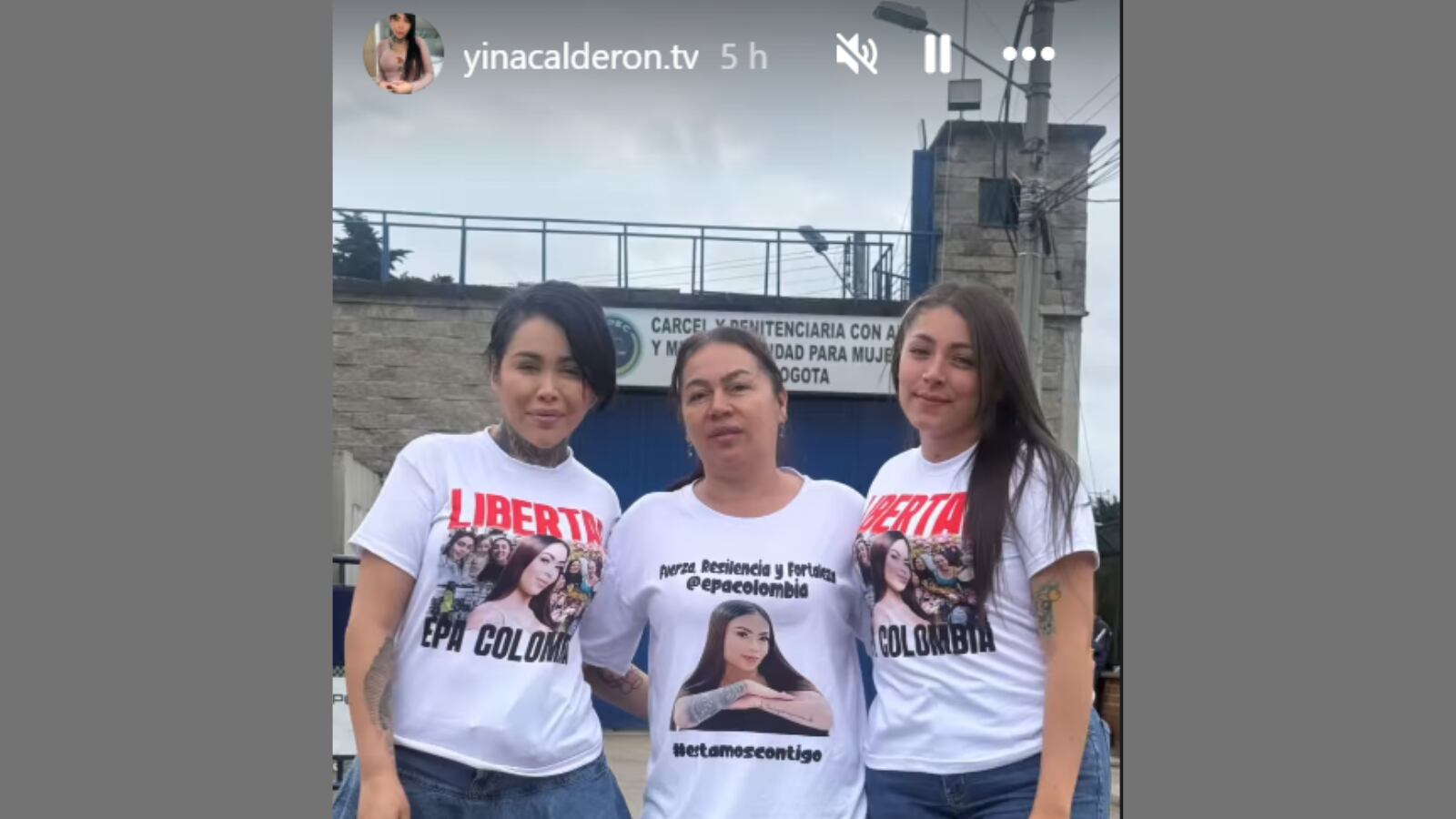 Yina y los familiares de Epa Colombia vistiendo camisetas blancas con mensajes que pedían la liberación de la empresaria