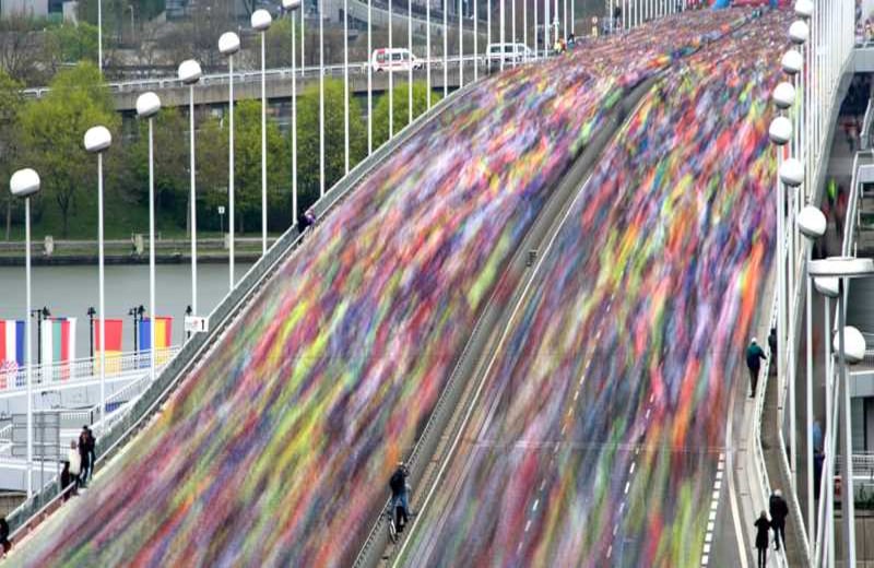 En esta foto de larga exposición, se ven miles de corredores que participaron en la maratón de Viena, en Austria. 