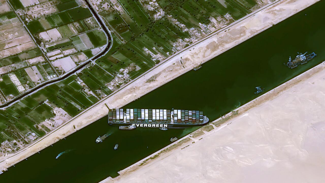 Esta imagen satelital de Cnes2021, Distribución Airbus DS, muestra el carguero MV Ever Given atrapado en el Canal de Suez cerca de Suez, Egipto, el jueves 25 de marzo de 2021. El carguero del tamaño de un rascacielos atravesado por el Canal de Suez de Egipto puso en peligro aún más el envío global el jueves. ya que al menos otras 150 embarcaciones que necesitaban atravesar la vía fluvial crucial permanecieron inactivas esperando que se despejara la obstrucción, dijeron las autoridades. (Cnes2021, Distribución Airbus DS vía AP)
