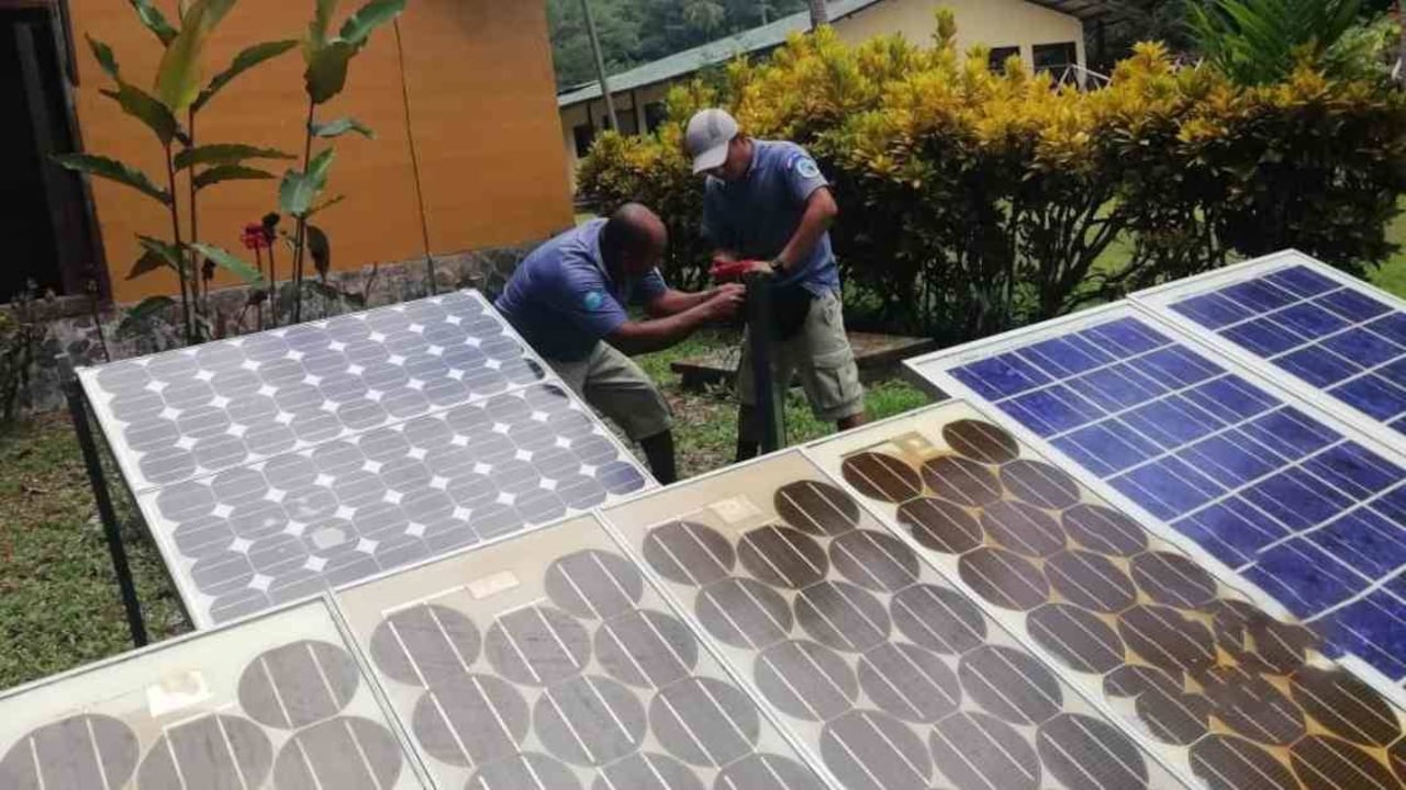 Colombiano inventa kit de energía solar para personas pobres