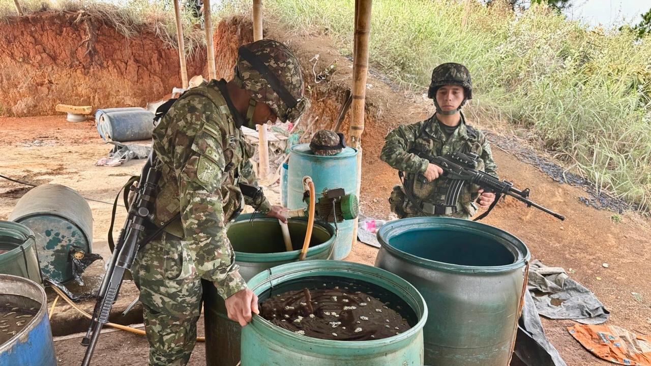 Uno de los laboratorios destruidos por el Ejército Nacional.