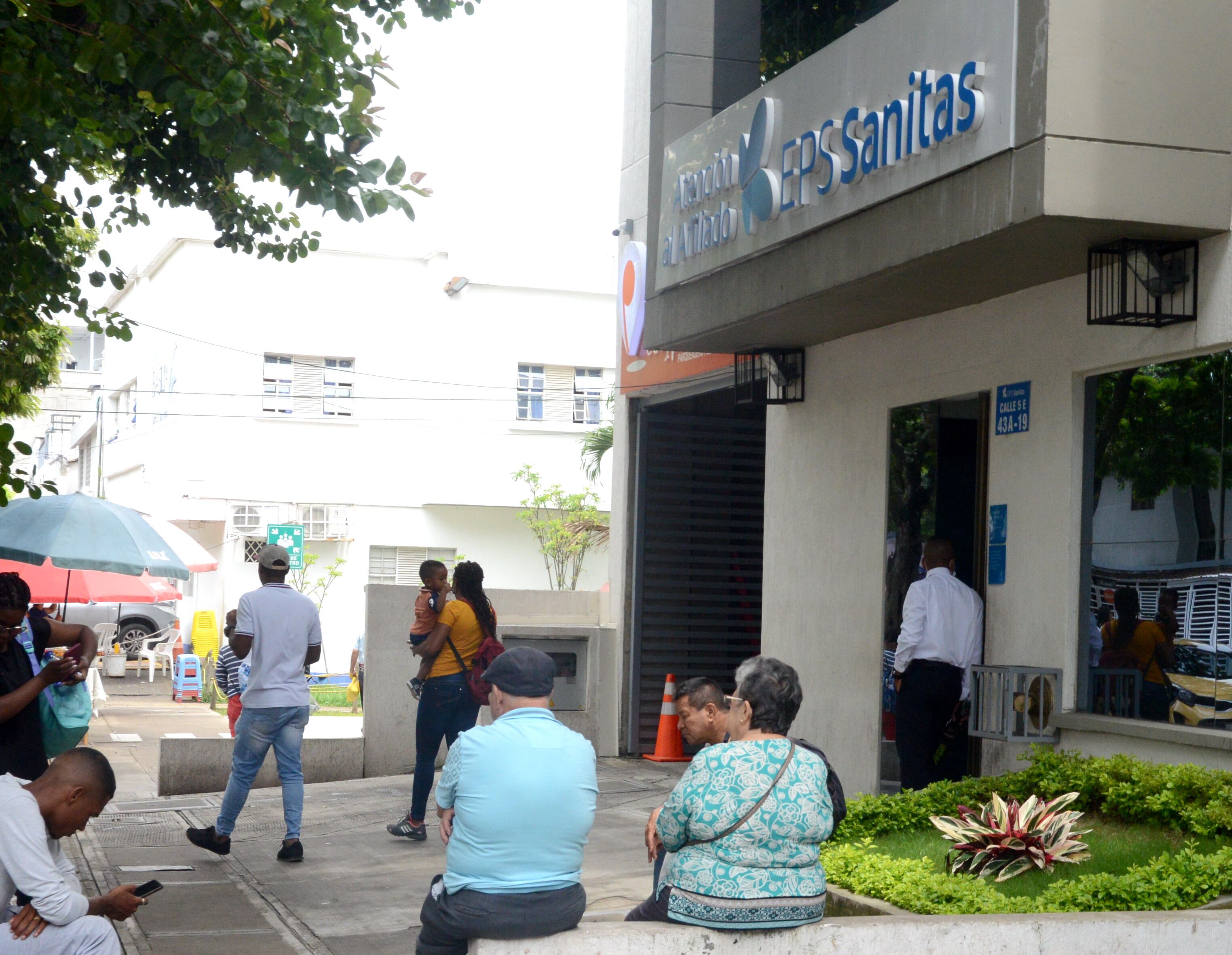 Cali: Desde el 15 de noviembre dejara de suministrar medicamentos a miles de usuarios de Sanitas debido a una millonaria deuda por parte de la EPS, ha generado preocupación en el país por parte de los afiliados. foto José L Guzmán. El País oct 31-23