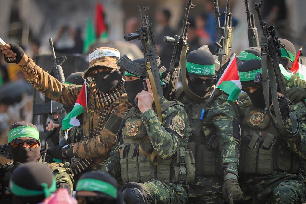 Combatientes de Hamas llegan en una camioneta al lugar de la entrega del rehén Agam Beger a la Cruz Roja en el campo de refugiados de Jabalya en la ciudad de Gaza, el jueves 30 de enero de 2025. (Foto AP/Mohammed Hajjar)