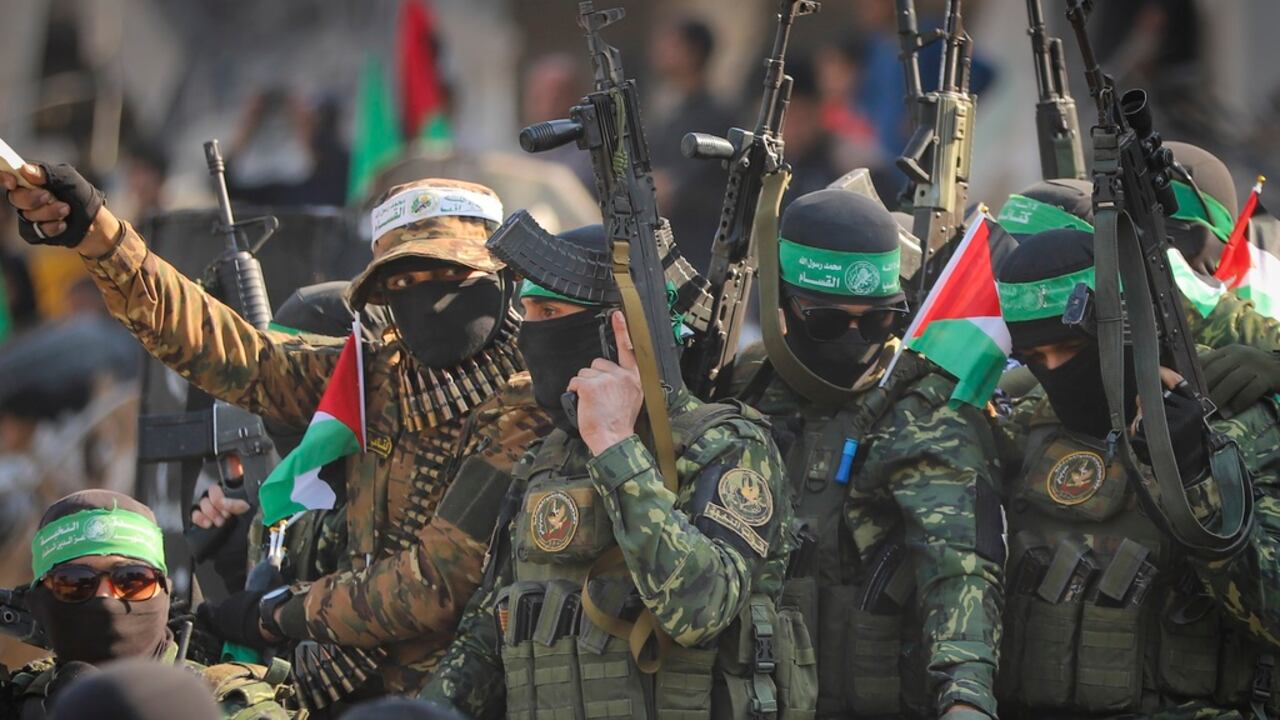 Luego de pausar la liberación de rehenes hasta nuevo aviso, y las presiones de retomar la guerra por parte de Israel, Hamás dio a conocer los nombres de los tres rehenes israelíes que liberará el sábado.