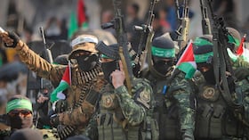 Combatientes de Hamas llegan en una camioneta al lugar de la entrega del rehén Agam Beger a la Cruz Roja en el campo de refugiados de Jabalya en la ciudad de Gaza, el jueves 30 de enero de 2025. (Foto AP/Mohammed Hajjar)