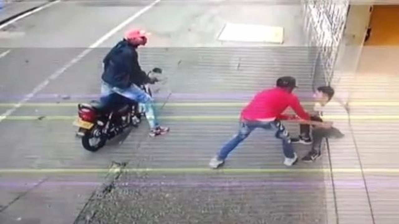 Ladrones en moto lo atracaron dos veces en el centro de Cali.