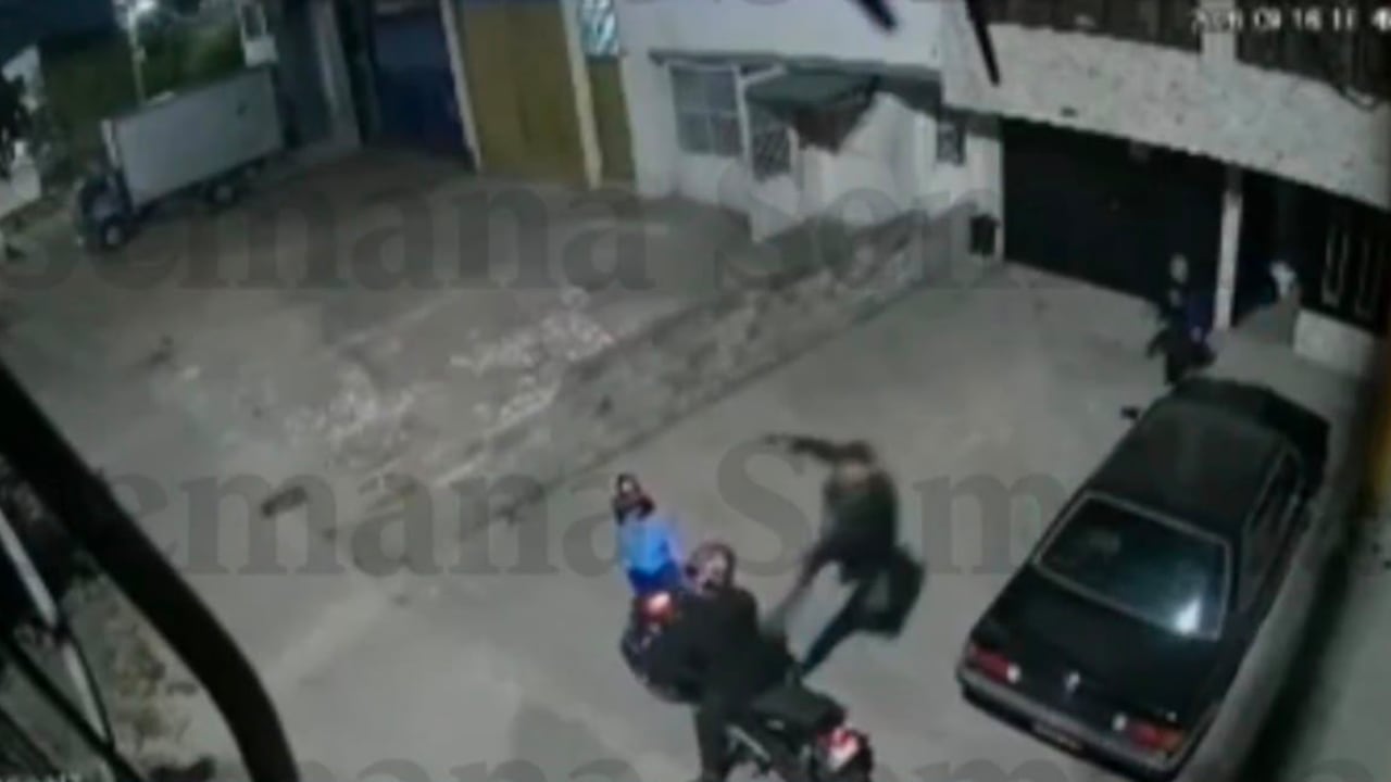 El militar derribó de una patada voladora a un presunto jefe de secuestros del Clan del Golfo en Bogotá.