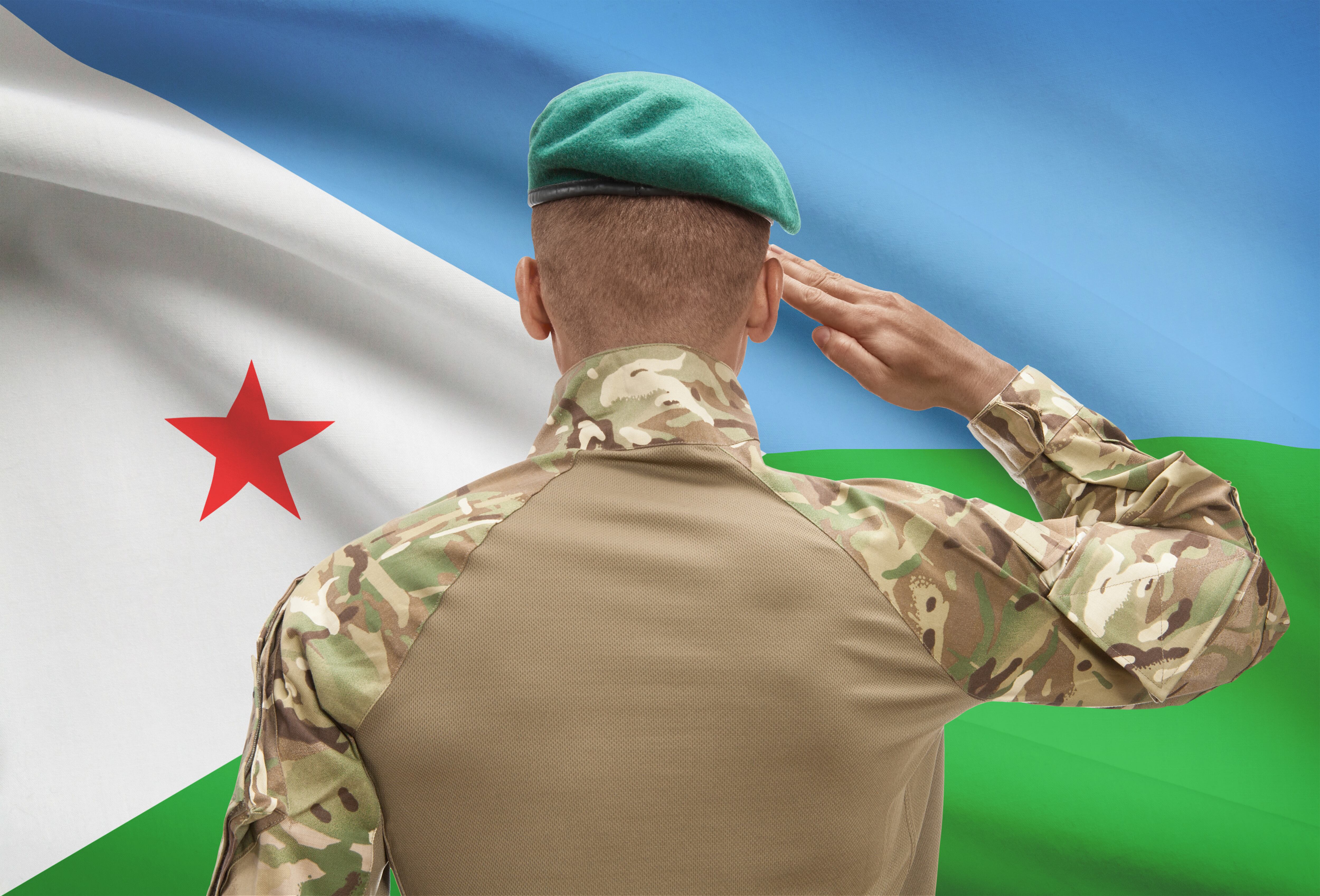 El Tribunal Supremo de Estados Unidos avaló el pasado jueves 3 de julio una medida clave impulsada por la administración Trump: permitió continuar con los trámites para deportar a ocho inmigrantes convicts hacia Sudán del Sur.