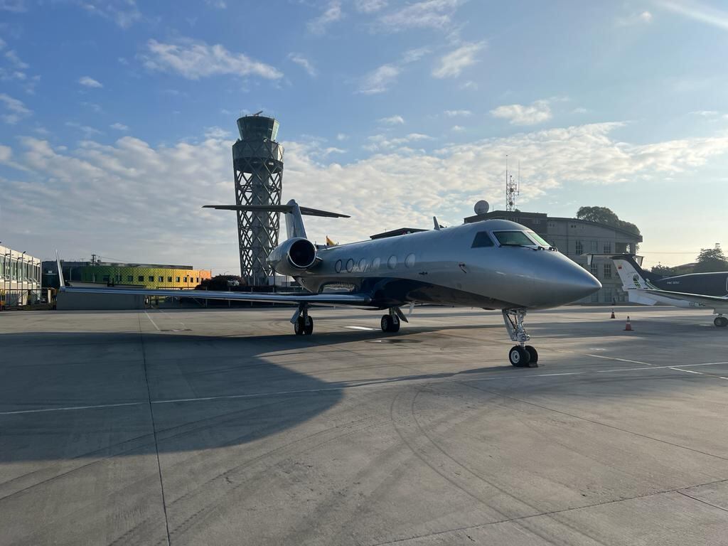 Este es el avión de la DEA en el que fue extraditado Álvaro Córdoba Ruiz rumbo a los Estados Unidos.