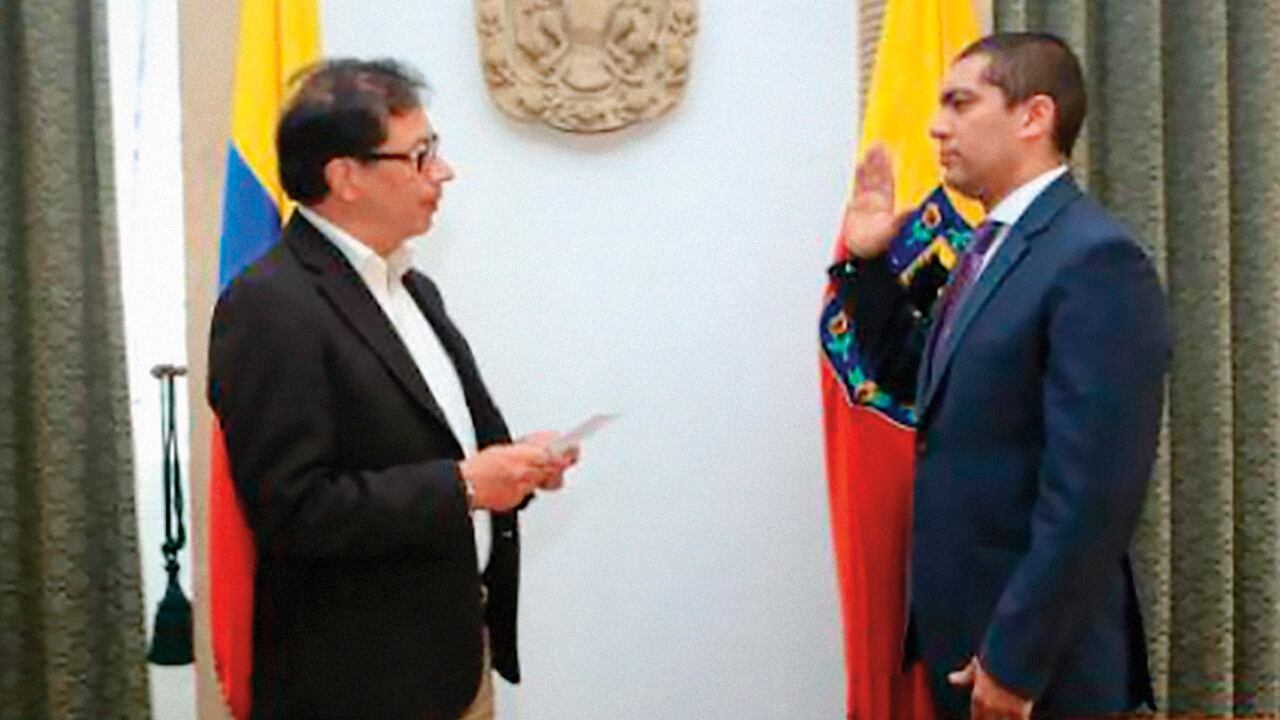 Gómez se movía en el mundo de la política y lo público. Durante la alcaldía del hoy presidente Gustavo Petro, fue director del Ipes. 