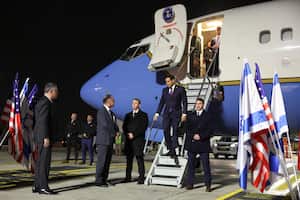 El ministro de Relaciones Exteriores de Israel, Gideon Saar (izquierda), observa mientras el secretario de Estado de los Estados Unidos, Marco Rubio, desciende de su avión a su llegada al aeropuerto Ben Gurion de Israel, en Lod, el 15 de febrero de 2025, en la primera etapa de su viaje por el Medio Oriente. (Foto de Evelyn Hockstein / POOL / AFP)