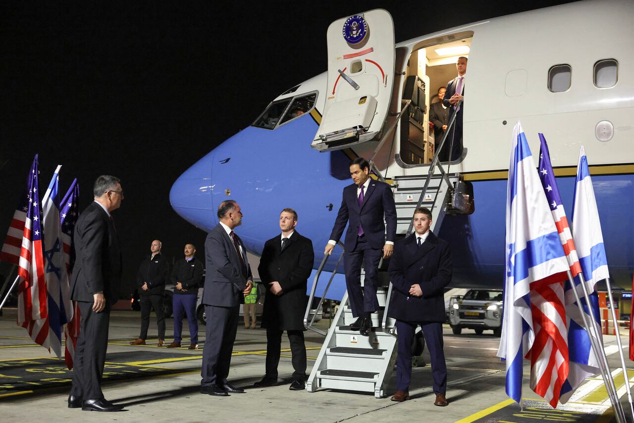 El ministro de Relaciones Exteriores de Israel, Gideon Saar (izquierda), observa mientras el secretario de Estado de los Estados Unidos, Marco Rubio, desciende de su avión a su llegada al aeropuerto Ben Gurion de Israel, en Lod, el 15 de febrero de 2025, en la primera etapa de su viaje por el Medio Oriente. (Foto de Evelyn Hockstein / POOL / AFP)
