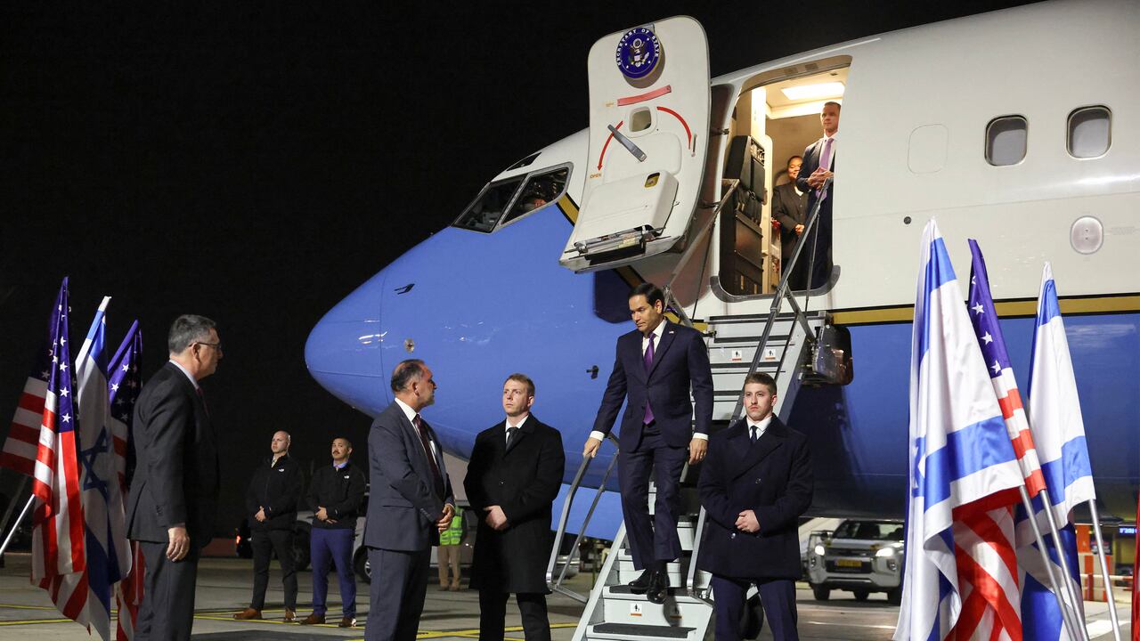 El ministro de Relaciones Exteriores de Israel, Gideon Saar (izquierda), observa mientras el secretario de Estado de los Estados Unidos, Marco Rubio, desciende de su avión a su llegada al aeropuerto Ben Gurion de Israel, en Lod, el 15 de febrero de 2025, en la primera etapa de su viaje por el Medio Oriente. (Foto de Evelyn Hockstein / POOL / AFP)
