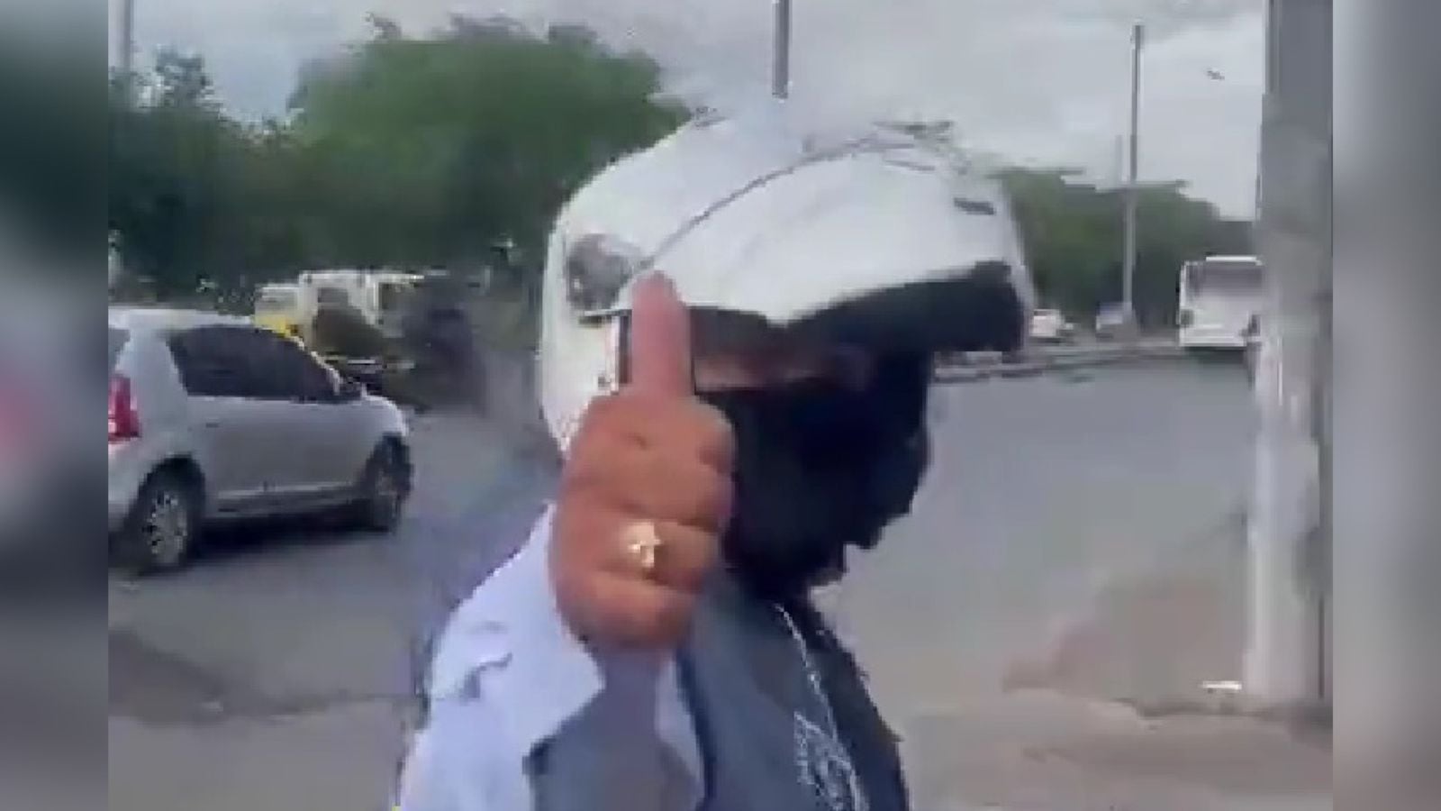 El falso guarda alzó su pulgar, en señal de burla, antes de huir.