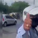 El falso guarda alzó su pulgar, en señal de burla, antes de huir.