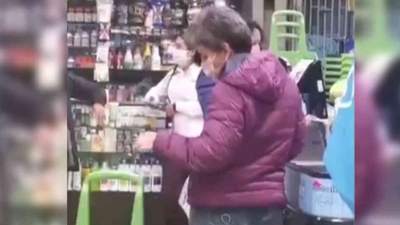 Claudia López y Angélica Lozano en Carulla durante cuarentena