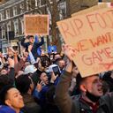 Los aficionados al fútbol se manifiestan contra la propuesta de la Superliga europea fuera del estadio de fútbol Stamford Bridge en Londres el 20 de abril de 2021, antes del partido de la Premier League inglesa entre Chelsea y Brighton y Hove Albion. - Los informes del martes por la noche sugirieron que estaban apareciendo grietas en el plan y que algunos clubes lo pensaron mejor ante la indignación. Los medios británicos nombraron al Chelsea como un equipo que podría estar a punto de retirarse del proyecto. (Foto de Adrian DENNIS / AFP)