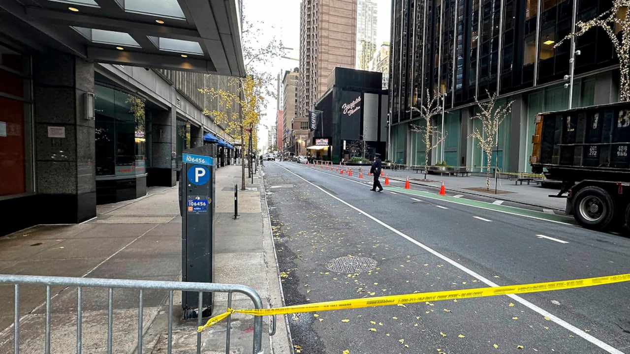 Un oficial de policía de Nueva York camina afuera de un hotel en el centro de Manhattan donde Brian Thompson, director ejecutivo de UnitedHealthcare, fue asesinado a tiros el miércoles 4 de diciembre de 2024 en Nueva York. (Foto AP/Joe Frederick)