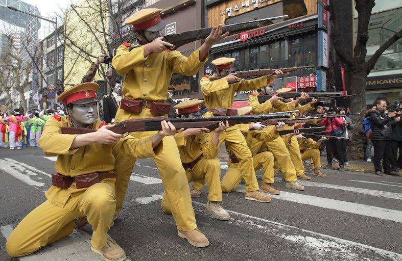 Vestidos con el uniforme militar japonés celebraron los surcoreanos en 2014. Los japoneses colonizaron l apenínsula de corea desde 1910 hasta 1945. FOTO: Chung Sung-Jun / Getty Images