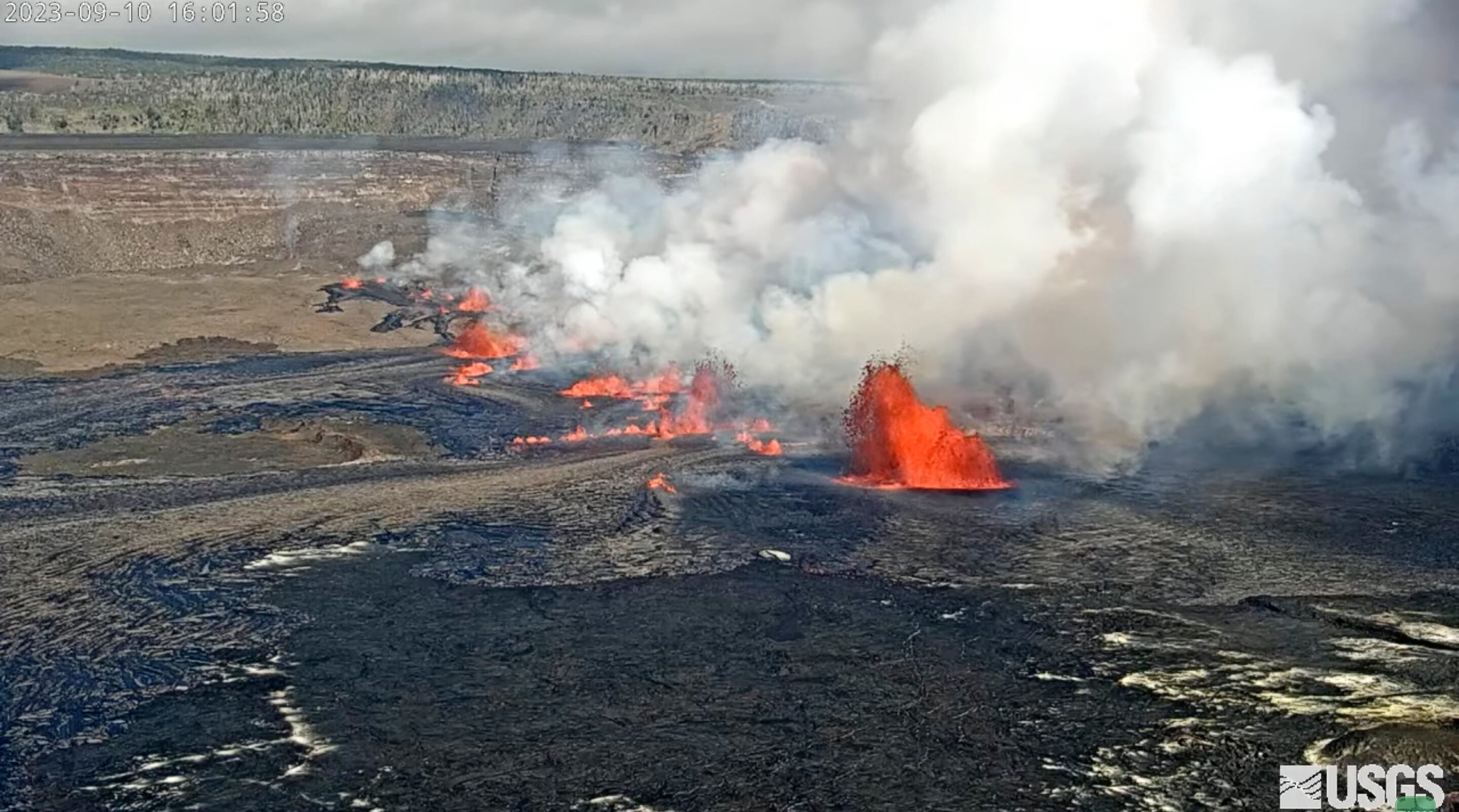 La disminución fue efectuada un día después de que el volcán entró en erupción de nuevo, según el Observatorio Vulcanológico de Hawai.
