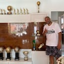 El exfutbolista Adriano posa con sus trofeos.